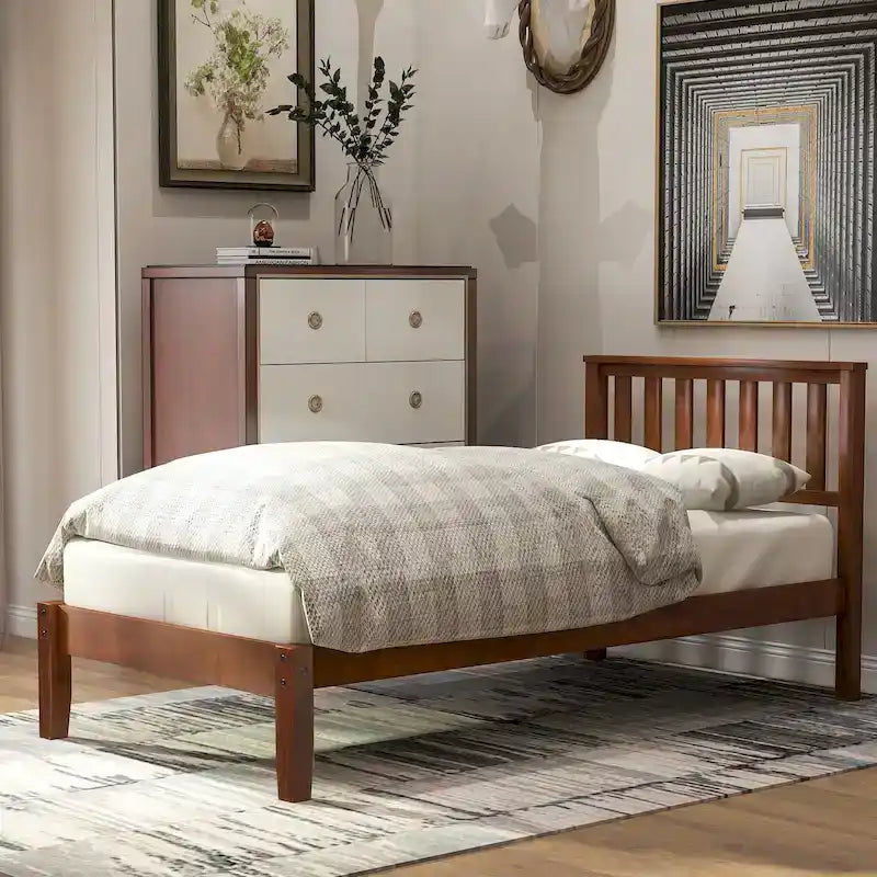 Lit plateforme en bois avec tête de lit