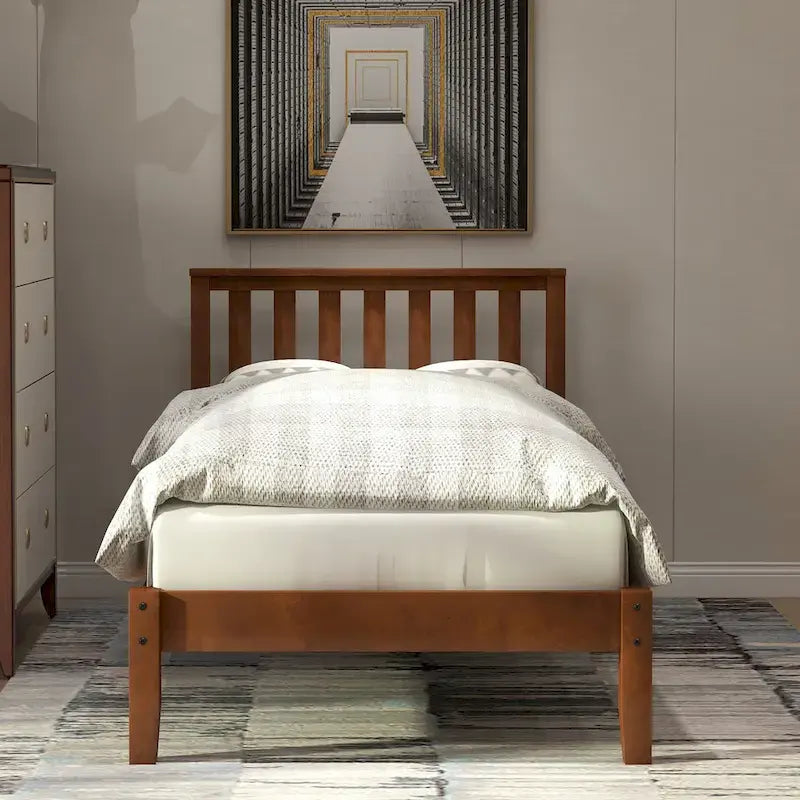 Lit plateforme en bois avec tête de lit