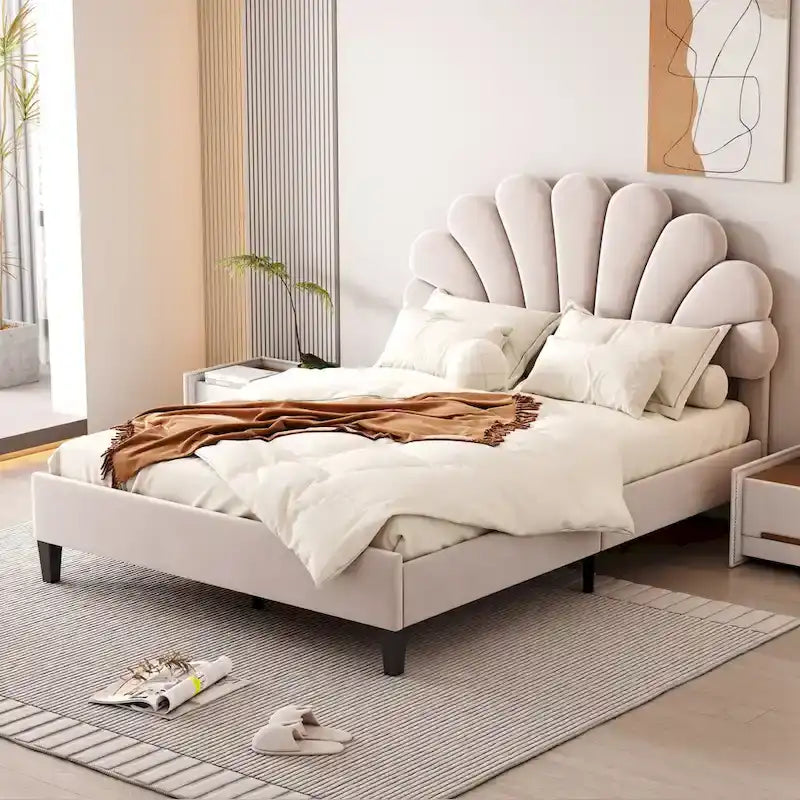Lit plateforme tapissé de velours avec tête de lit à motif floral