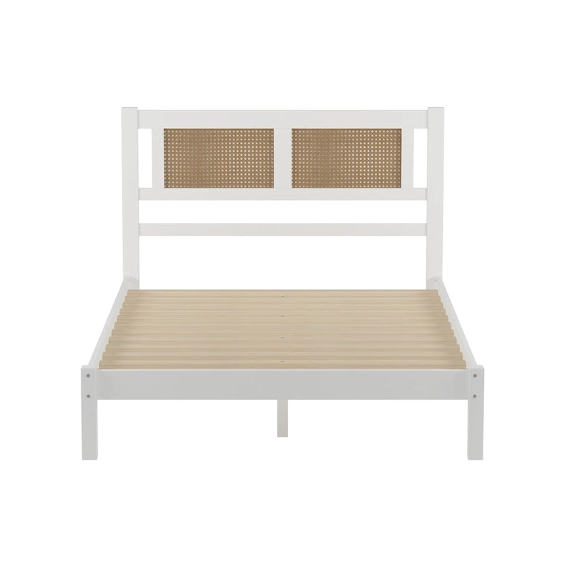Lit plateforme en bois avec tête de lit en rotin naturel