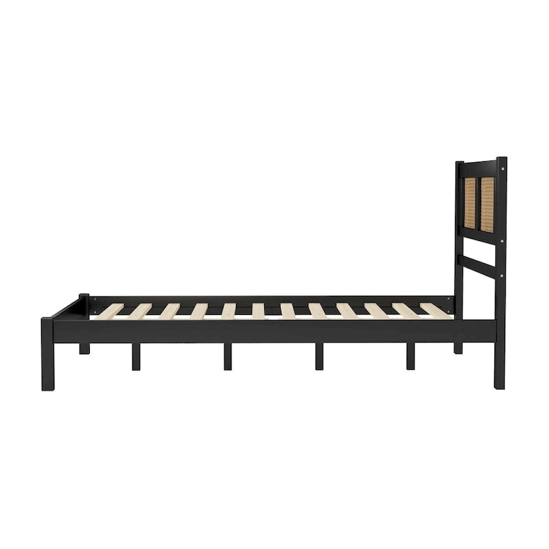 Lit plateforme en bois avec tête de lit en rotin naturel