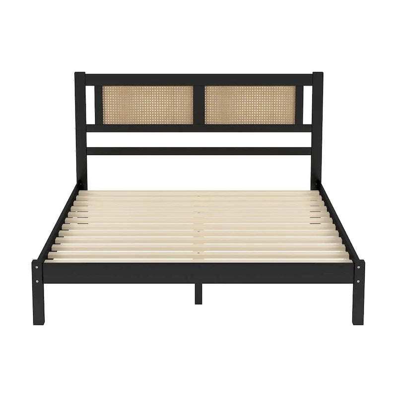 Lit plateforme en bois avec tête de lit en rotin naturel