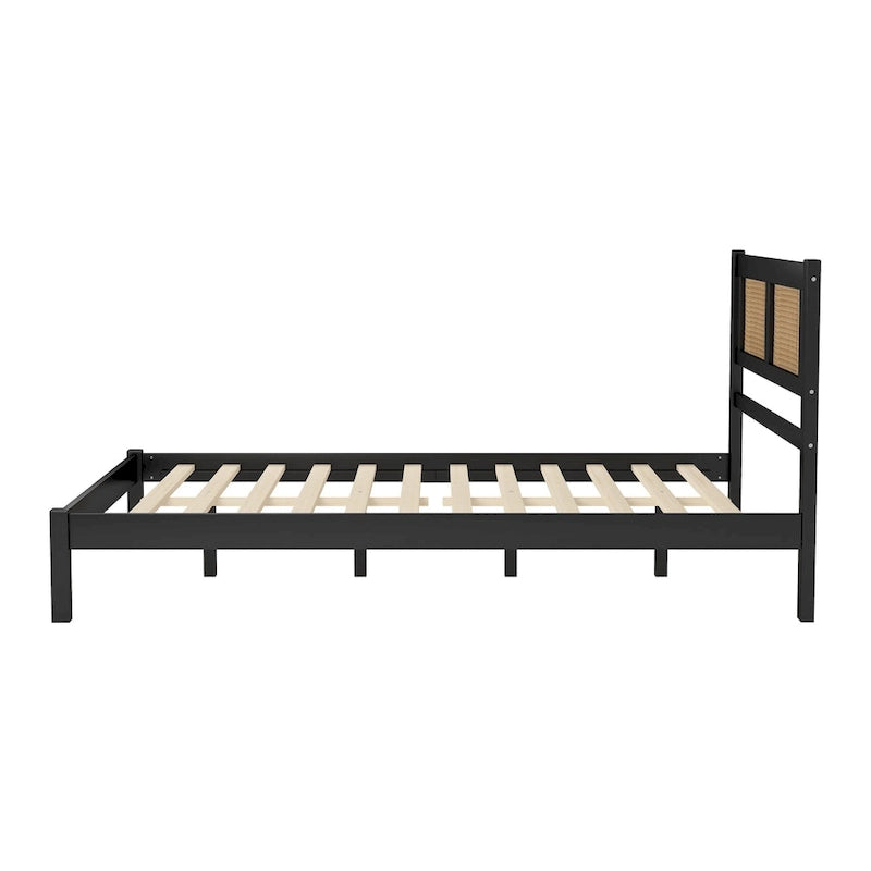 Lit plateforme en bois avec tête de lit en rotin naturel