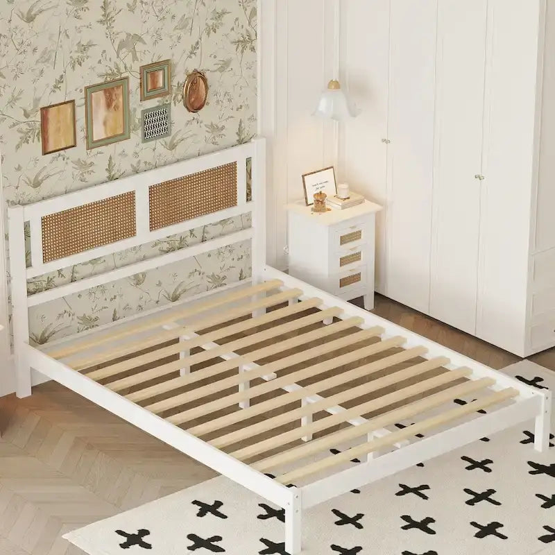 Lit plateforme en bois avec tête de lit en rotin naturel