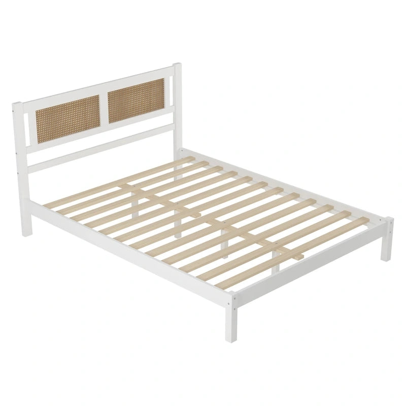 Lit plateforme en bois avec tête de lit en rotin naturel