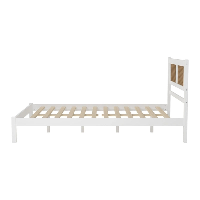 Lit plateforme en bois avec tête de lit en rotin naturel