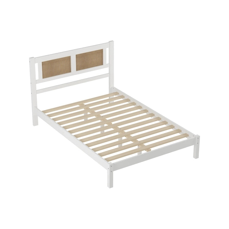 Lit plateforme en bois avec tête de lit en rotin naturel